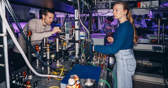 lennart-jehle-and-lena-hansen-investigating-single-photon-sources-time-tagger.jpg
